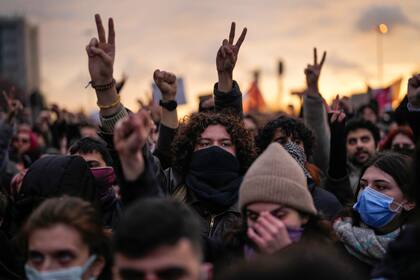 Miles de personas protestan en Estambul por 3er día consecutivo pese a prohibiciones