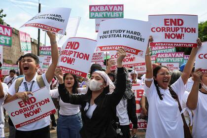 Miles de personas protestan en Filipinas por un enorme escándalo de corrupción