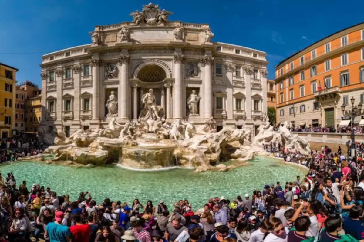 Miles de personas se aglomeraban cada día alrededor de la Fontana di Trevi