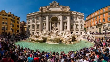 Miles de personas se aglomeraban cada día alrededor de la Fontana di Trevi