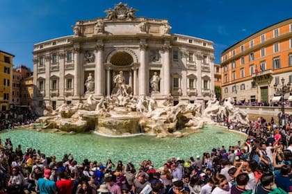 Miles de personas se aglomeran cada día alrededor de la Fontana di Trevi