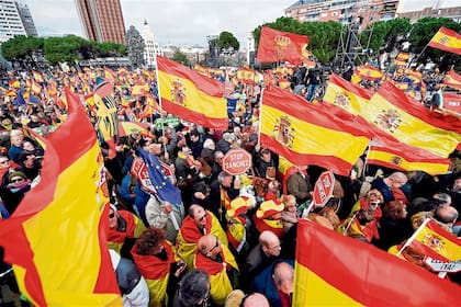 Miles de personas se concentraron ayer en la Plaza Colón, en Madrid, para pedir la renuncia de Sánchez