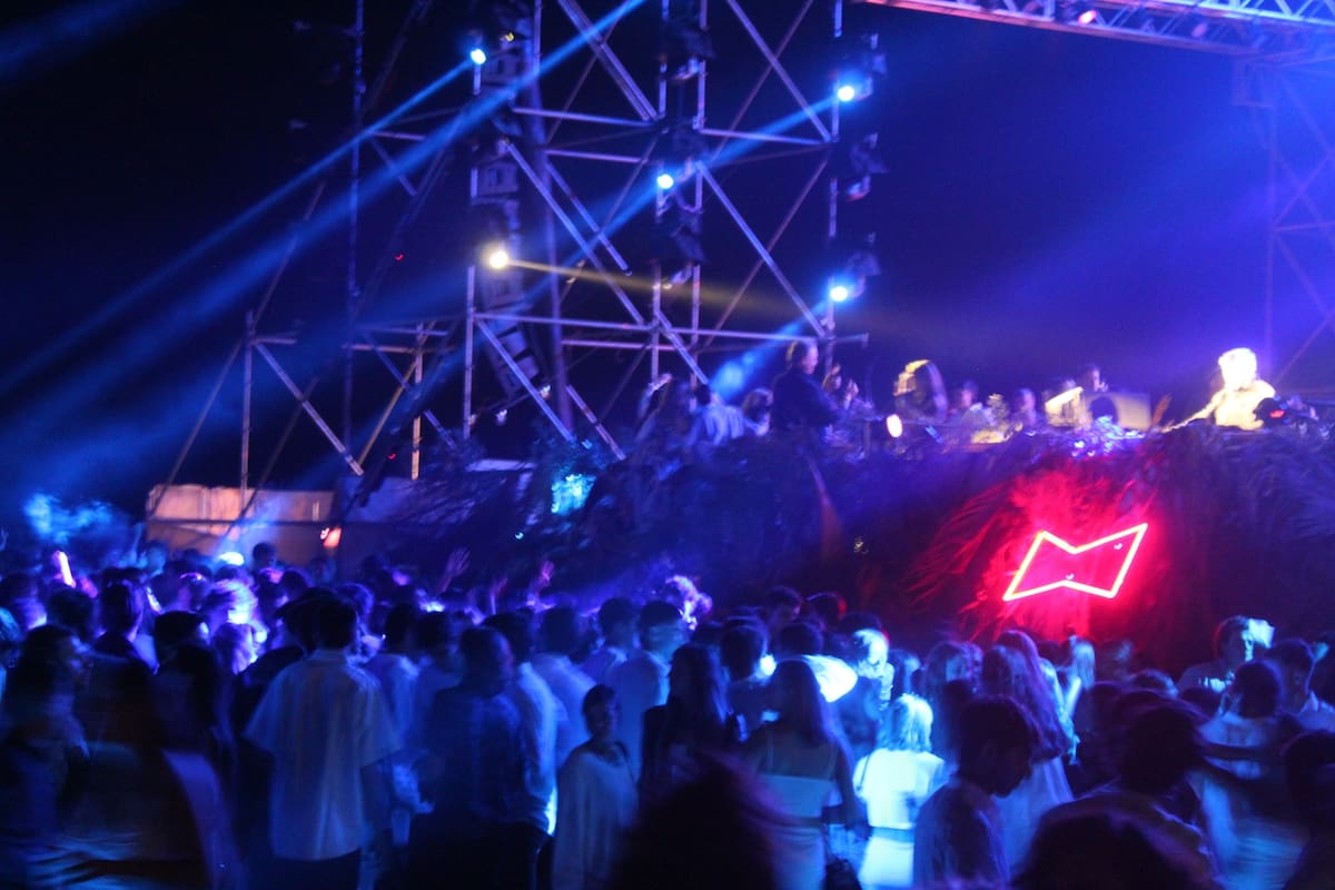 Miles de personas se dieron cita en la fiesta Jet, del parador Casa Mar