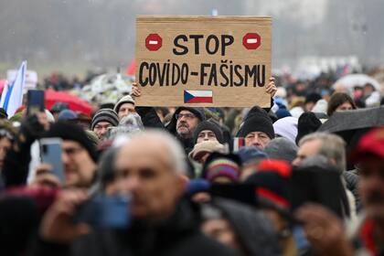 Miles de personas se manifiestan en Praga el domingo para protestar contra las medidas del gobierno checo para hacer frente a un aumento récord de infecciones por coronavirus, el 28 de noviembre de 2021. (Ondrej Deml/CTK vía AP)