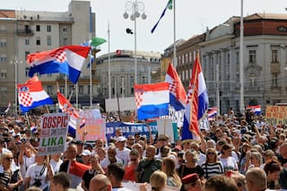 Miles de personas se manifiestan en Croacia y exigen limpiar residuos tóxicos de una ciudad