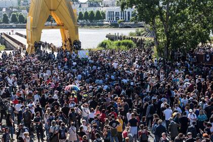 Miles de personas se reunieron anoche alrededor de Francia para celebrar la Fiesta de la Música a pesar de las recomendaciones del gobierno de mantener el distanciamiento social por la pandemia de coronavirus
