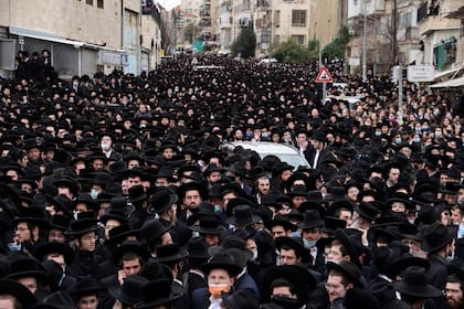 Miles de personas siguieron el cortejo fúnebre del rabino Mashulam Dovid Soloveichik, en Jerusalem