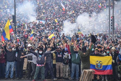 Miles de personas volvieron a manifestarse ayer en las calles de Quito