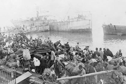 Miles de refugiados se agolparon en el muelle del paseo marítimo de Esmirna buscando refugio cuando la ciudad estaba en llamas