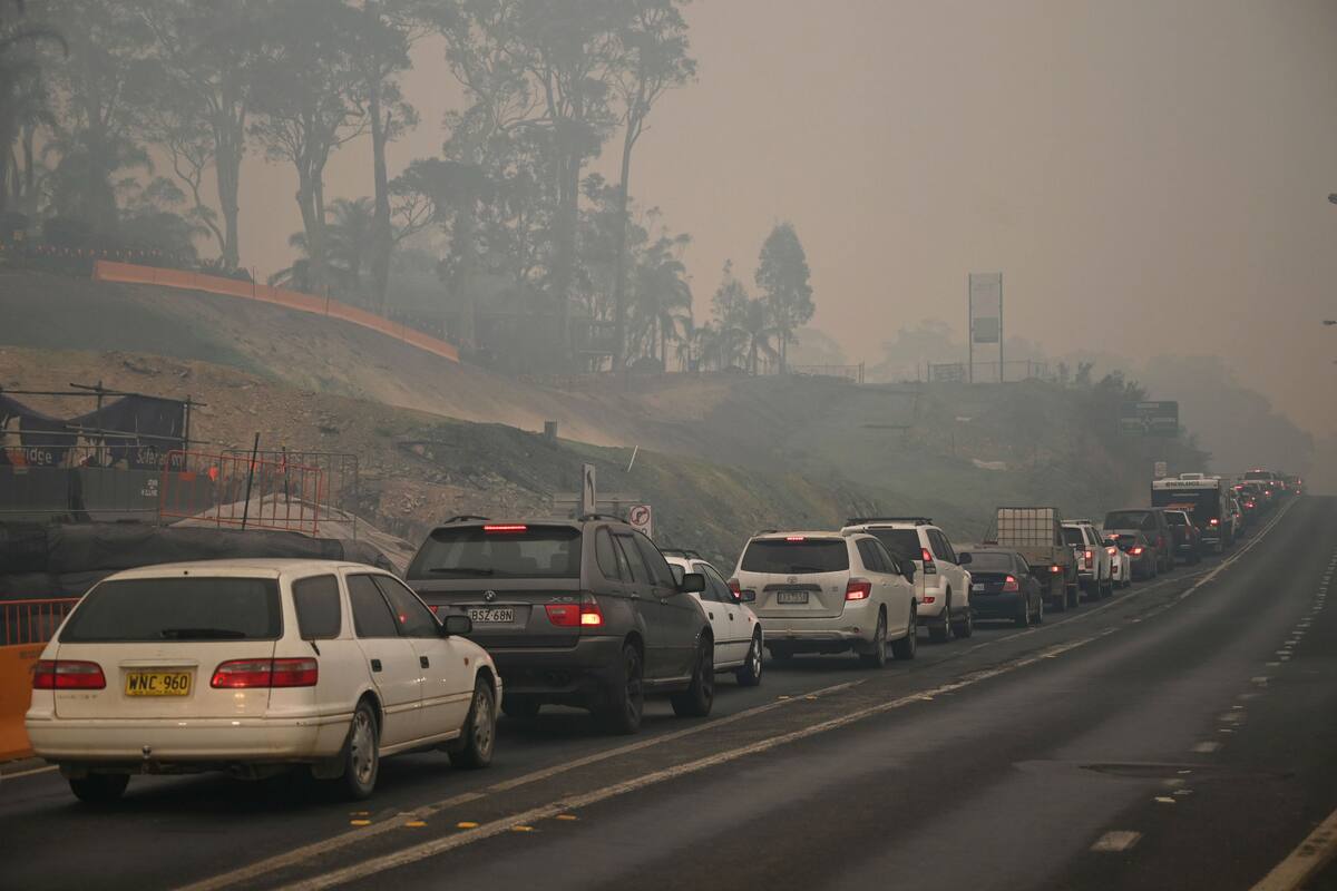 Miles de residentes y turistas abandonan Batesman Bay por el avance de las llamas