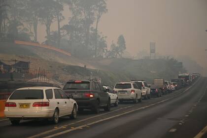 Miles de residentes y turistas abandonan Batesman Bay por el avance de las llamas