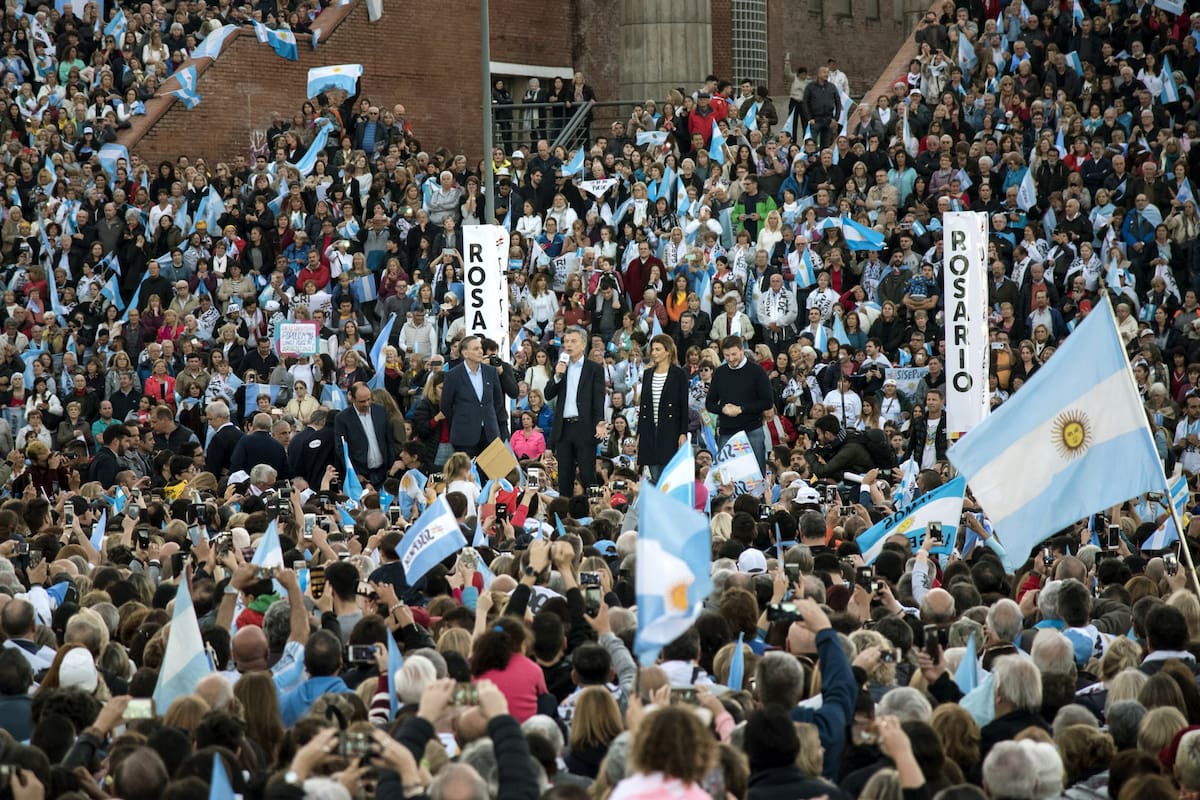 Miles de rosarinos colmaron las escalinatas del Parque España, ayer, en el acto que encabezó Macri