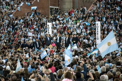 Miles de rosarinos colmaron las escalinatas del Parque España, ayer, en el acto que encabezó Macri