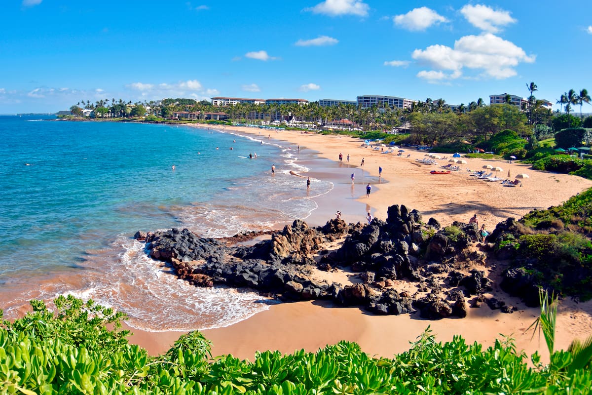 Miles de turistas disfrutan de las playas de hawaii durante las vacaciones