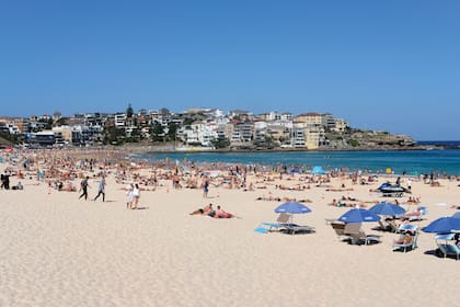 Miles de turistas hacen caso omiso a la cuarentena para prevenir el contagio de coronavirus y disfrutan de Bondi Beach, en Australia.