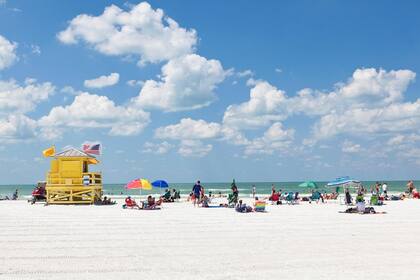 Miles de turistas llegan año tras año a disfrutar de Siesta Beach, un paraíso en Florida