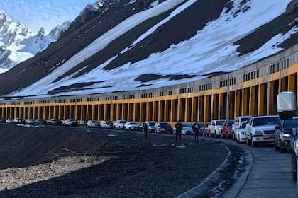 Miles de turistas mendocinos eligieron pasar el fin de semana largo en Chile, a pesar de las casi siete horas de demora para cruzar la frontera