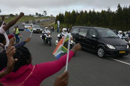 Miles de vecinos de la zona salieron al paso del convoy para homenajear a su héroe