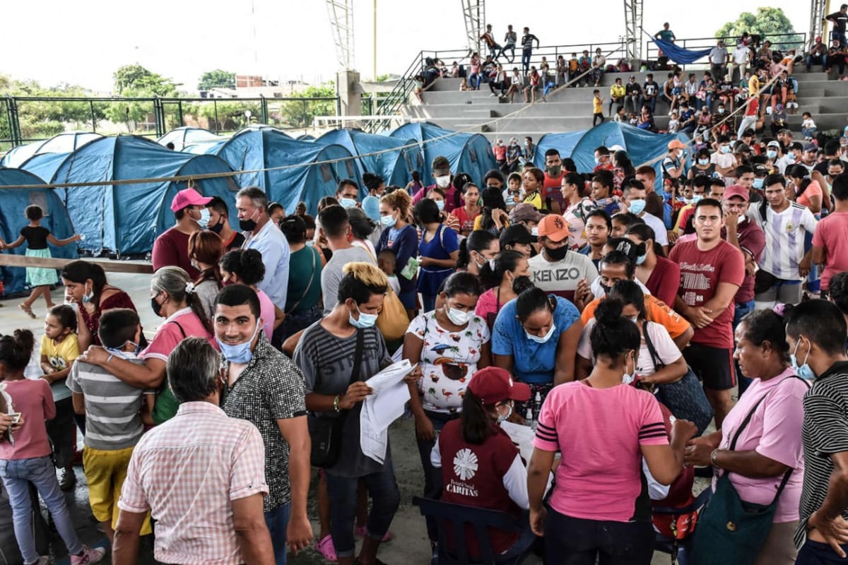 Miles de venezolanos agobiados han cruzado el río Arauca para refugiarse en Colombia