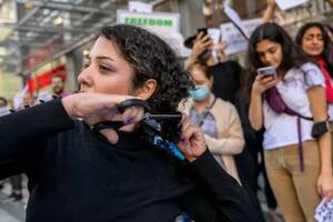 Miles en el mundo se cortan el pelo en solidaridad con las mujeres iraníes