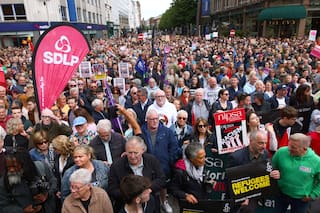 Miles marchan en Belfast para condenar disturbios antiinmigrantes tras apuñalamiento