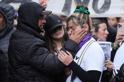 Miles marchan en la Argentina para exigir justicia por el crimen de tres jóvenes mujeres