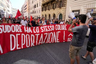 Miles marchan en Roma en manifestaciones a favor y en contra de la migración