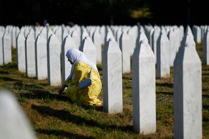 Miles se reúnen en Srebrenica para conmemorar el 30° aniversario del genocidio