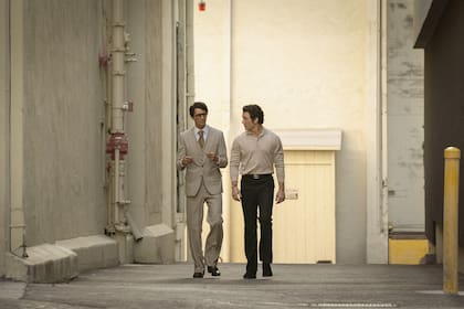 Miles Teller como Al Ruddy y Matthew Goode como Robert Evans en The Offer