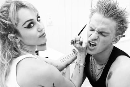 Miley Cyrus y Cody Simpson no pierden oportunidad para ser protagonistas en las redes sociales