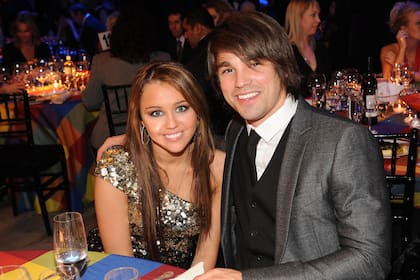 Miley Cyrus y Justin Gaston en un evento en noviembre de 2008 en Nashville, Tennessee