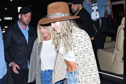 Miley Cyrus y Kaitlynn Carter, entrando juntas a una fiesta después de los premios de MTV