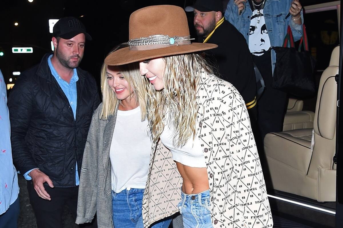 Miley Cyrus y Kaitlynn Carter, al llegar ayer a la entrega de los VMAs