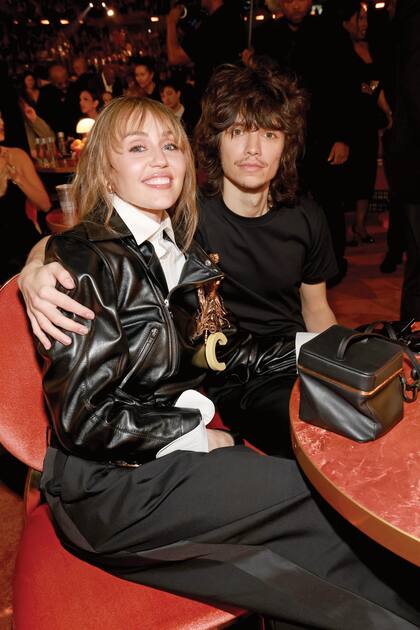 Miley Cyrus y Maxx Morando, recién comprometidos, derrocharon química y estilo confirmando el gran momento personal que atraviesan