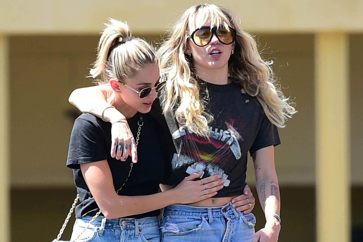 Miley Cyrus y su expareja, Kaitlyn Carter, en uno de los tantos paseos románticos que los paparazzi pudieron retratar