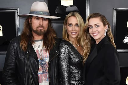Miley junto a sus padres, Billy Ray y Tish Cyrus, divorciados en 2022 después de 30 años juntos