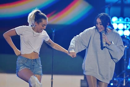 Miley y Noah Cyrus, juntas sobre el escenario