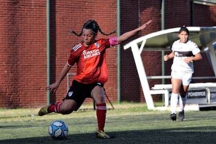 Mili Acevedo, en acción, con la camiseta de River