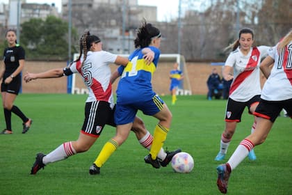 Mili Acevedo en acción, durante un Superclásico de Inferiores