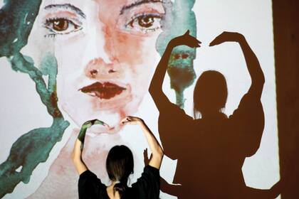 Mili Burgos proyecta su sombra sobre una acuarela de La Guiaguarina.