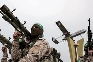 Milicianos de Hamas con lanzacohetes de mano, AK-47 y un dron de fondo