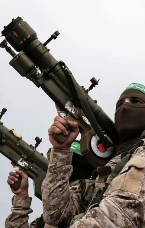 Milicianos de Hamas con lanzacohetes de mano, AK-47 y un dron de fondo