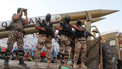 Milicianos de Hamas, junto a cohetes Qassam 4 (Archivo)