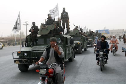 Milicianos del Talibán patrullan durante un festejo del 2do aniversario del retiro de las fuerzas encabezadas por EEUU de Afganistán, en Kandahar, al sur de Kabul, Afganistán, martes 15 de julio de 2023.