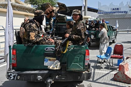 Milicianos talibanes patrullan afuera del Estadio Nacional de Criquet en Kabul