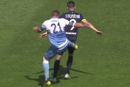 Milinkovic-Savic agredió a Mariusz Stepinski y vio la tarjeta roja