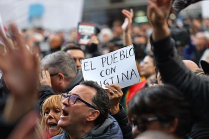 Militantes aguardan en los alrededores de la casa de Cristina Kirchner