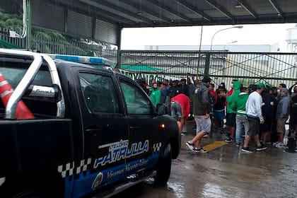 Militantes camioneros impiden hace seis días el acceso a una planta de logística, en Villa Adelina