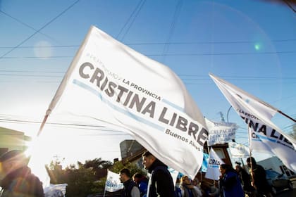 Militantes con banderas a favor de la libertad de Cristina Kirchner, en el encuentro de Miramar