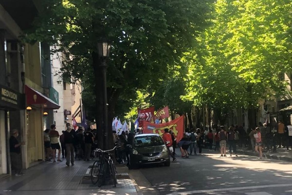 Militantes de agrupaciones de izquierda realizaron una marcha frente a la sede de la SRA en Rosario.